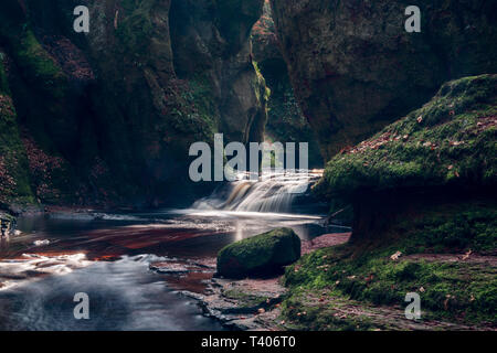 Carnock Brennen und des Teufels Kanzel in Finnich Glen Stirlingshire Schottland. Stockfoto