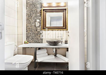 Modernes Interieur Badezimmer mit Waschbecken und Spiegel, Glas begehbare Dusche mit Marmor Fliesen Surround Stockfoto