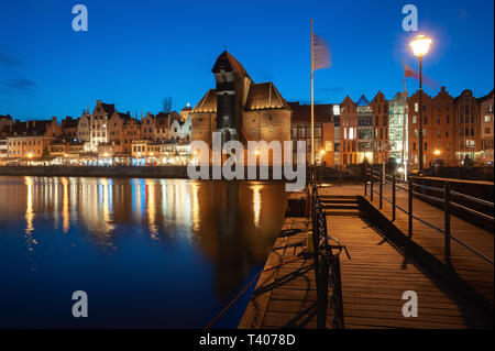 Ausblick bei Nacht dem berühmten Krantor Zuraw. Altstadt von Danzig, Polen Stockfoto