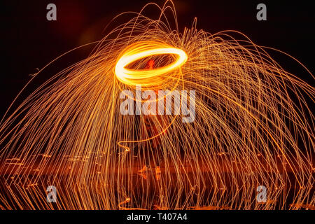 Licht Malerei. Pyrotechnische Anzeige bei Nacht mit der Reflexion des Wassers Stockfoto