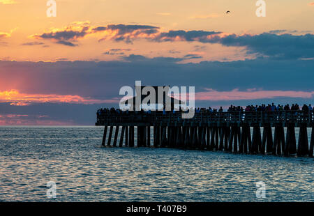 Naples Pier bei Sonnenuntergang, Naples, Florida, USA. Stockfoto