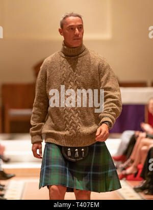 New York, NEW YORK - April 5, 2019: Andrew Cullen Tragen von New York City 9/11 tartan Kilt Spaziergänge Landebahn für gekleidet Kilt Charity Fashion Show 2019 Edition an der Kirche der Heiligen Apostel Stockfoto