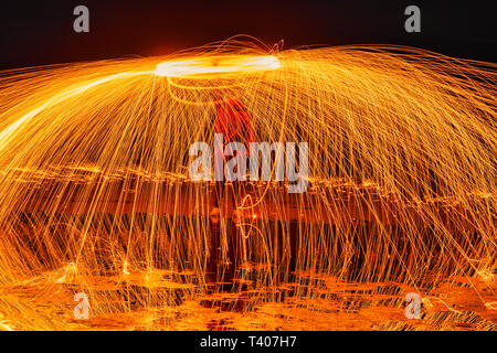 Licht Malerei. Pyrotechnische Anzeige bei Nacht mit der Reflexion des Wassers Stockfoto
