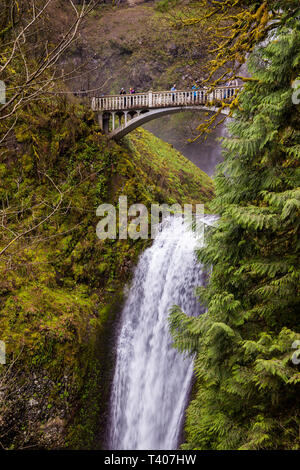 OREGON, USA - 17. APRIL 2017: Die Brücke über Multnomah fällt mit Touristen in der Columbia River Gorge, Oregon, USA Stockfoto