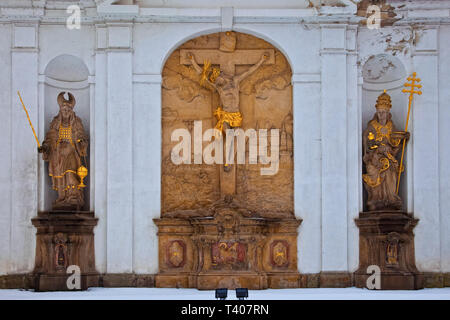 BROUMOV, TSCHECHISCHE REPUBLIK - 17. MÄRZ 2010: Statuen am Kloster in Broumov im Nordosten der Tschechischen Republik, Europa Stockfoto