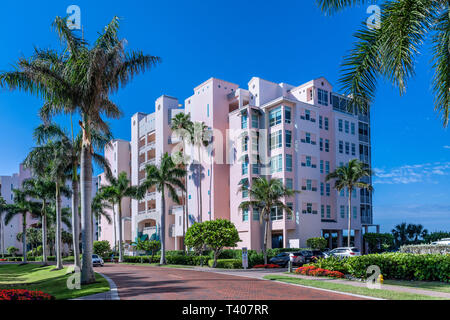 Resort condominium Gebäude auf Barefoot Beach Road, Bonita Springs, Florida, USA. Stockfoto