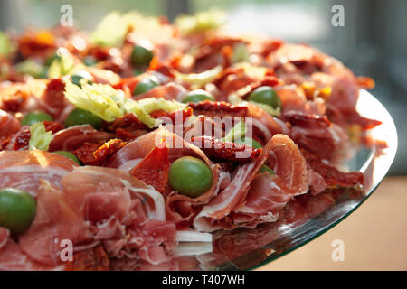 Platte mit Schinken mit Oliven und getrocknete Tomaten Stockfoto