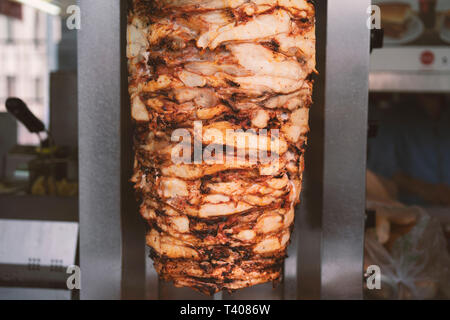 Döner auf der speziellen bbq mit Fach von geschnittenen Fleisch von oben gesehen einstellen Stockfoto