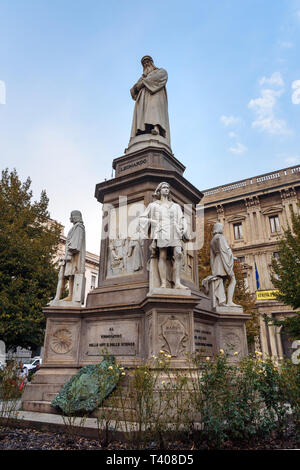 Mailand, Italien - 15. Oktober 2018: Denkmal von Leonardo Da Vinci auf der Piazza Della Scala Stockfoto