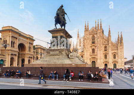 Mailand, Italien - 15. Oktober 2018: die Statue von Victor Emmanuel II. zu Pferde und Kathedrale oder Duomo di Milano Stockfoto