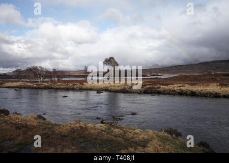 Regenbogen über Loch Ba Rannoch Moor Highland Region Schottland Großbritannien Stockfoto