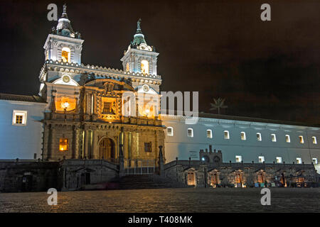 Beleuchtete Kirche und Kloster St. Francis (Spanisch: Iglesia y Monasterio de San Francisco) Nachts, historische Altstadt von Quito, Ecuador Stockfoto