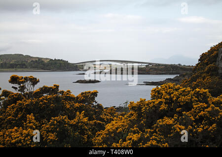 Skye Bridge und die Isle of Skye von Loch Alsh Inneren Hebriden Northwest Highlands Schottland Großbritannien Stockfoto