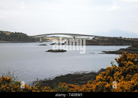 Skye Bridge und die Isle of Skye von Loch Alsh Inneren Hebriden Northwest Highlands Schottland Großbritannien Stockfoto