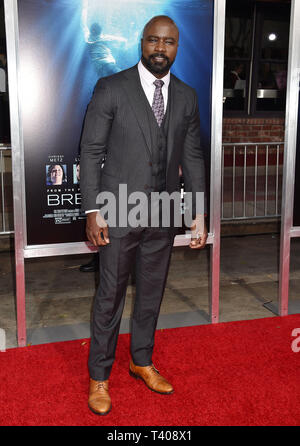 WESTWOOD, CA - 11. April: Mike Colter die Premiere von Twentieth Century Fox's "Durchbruch" bei Westwood Regency Theater am 11. April 2019 in Los Angeles, Kalifornien, besucht. Stockfoto