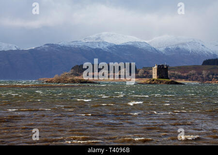 Castle Stalker in der Gezeiten Einlass des Loch Laich ein Einlaß des Loch Linnhe mit der schneebedeckten Berge jenseits Highland Region Argyll und Bute Scotlan Stockfoto