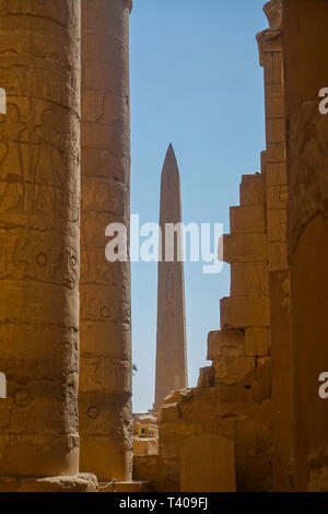 Luxor, Ägypten: Säulen und Obelisken mit Hieroglyphen im Tempel des Amun in der Karnak Tempel komplex. Stockfoto