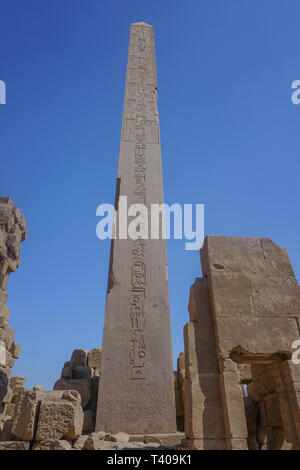 Luxor, Ägypten: Ein Obelisk mit Hieroglyphen im Tempel des Amun in der Karnak Tempel komplex. Stockfoto