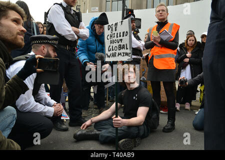 Jugend Klima Streik, Oxford Street, London. Eine junge Aktivisten und Demonstranten haben in der Mitte der Oxford Street gestoppt, Sperrung der Straße. London, 12. April 2019. Stockfoto
