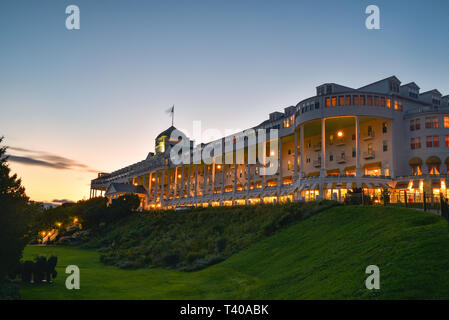 Das historische Grand Hotel, im Jahre 1887 erbaut und verfügt über die längste Veranda der Welt, bei Sonnenuntergang gefangen, auf Mackinac Island, Michigan, USA. Stockfoto