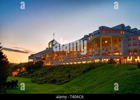 Das historische Grand Hotel, im Jahre 1887 erbaut und verfügt über die längste Veranda der Welt, bei Sonnenuntergang gefangen, auf Mackinac Island, Michigan, USA. Stockfoto