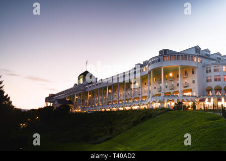 Das historische Grand Hotel, im Jahre 1887 erbaut und verfügt über die längste Veranda der Welt, bei Sonnenuntergang gefangen, auf Mackinac Island, Michigan, USA. Stockfoto