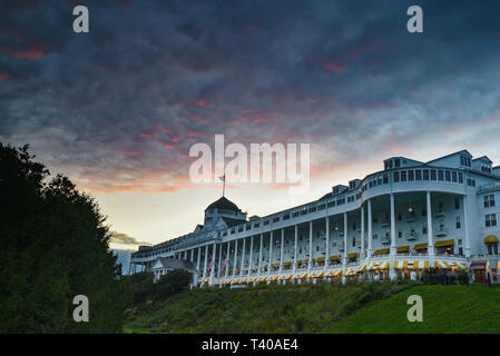 Das historische Grand Hotel, im Jahre 1887 erbaut und verfügt über die längste Veranda der Welt, bei Sonnenuntergang gefangen, auf Mackinac Island, Michigan, USA. Stockfoto