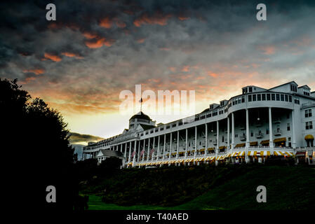 Das historische Grand Hotel, im Jahre 1887 erbaut und verfügt über die längste Veranda der Welt, bei Sonnenuntergang gefangen, auf Mackinac Island, Michigan, USA. Stockfoto