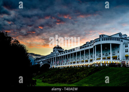 Das historische Grand Hotel, im Jahre 1887 erbaut und verfügt über die längste Veranda der Welt, bei Sonnenuntergang gefangen, auf Mackinac Island, Michigan, USA. Stockfoto