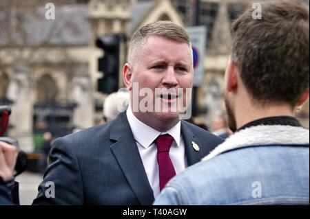 LONDON, VEREINIGTES KÖNIGREICH. 12 April 2019, Paul Golding konfrontiert Mitglieder der Socialist Worker außerhalb der Häuser des Parlaments. © Martin Foskett/Knelstrom Ltd. Stockfoto