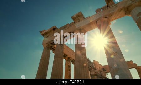 Sonne und Säulen des Parthenon auf der Akropolis in Athen, Griechenland Stockfoto
