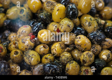 Stapel der Oliven im Markt marinierte Oliven mit Gewürzen und Kräutern - Stockfoto