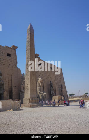 Luxor, Ägypten: Gruppen von Touristen am Eingang zum ersten Pylon der Luxor Tempel, um 1400 v. Chr. erbaut auf dem Ostufer des Nils. Stockfoto