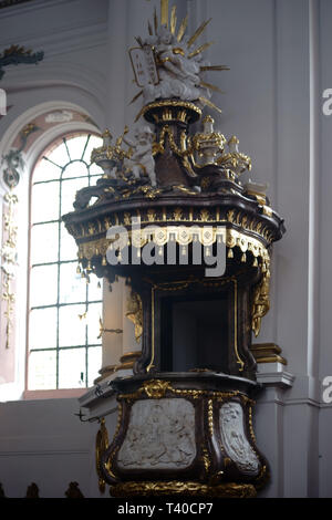 Mainz, Deutschland - 09 April, 2019: ein weißes Gold - die Kanzel im Innern der St. Ignatius Kirche mit goldenen Ornamenten, Girlanden und Skulpturen dekoriert Stockfoto