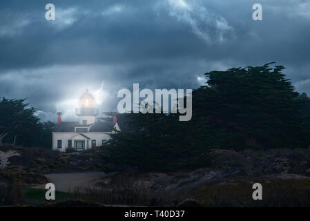 Point Pinos Leuchtturm in Pacific Grove in Kalifornien in einer stürmischen Nacht mit dramatischen Wolken. Monterey Halbinsel trave Ziel. Stockfoto