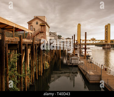 Eine einzigartige Perspektive auf das Wasser in der Altstadt von Sacramento, Kalifornien, ist ein beliebtes Ziel für Reisende in die Hauptstadt. Stockfoto