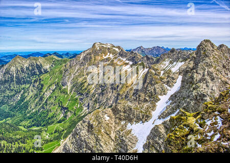 Dieses einzigartige Foto zeigt die großen Berge im Allgäu in Bayern Deutschland. Auf den Bildern können Sie auch die einzigartige cloudscape sehen. Stockfoto