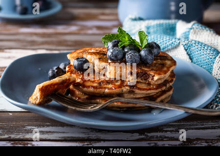 Leckere Pfannkuchen mit Schokolade Tropfen Stockfoto