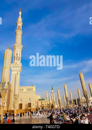 Madinah, Saudi-Arabien März 2019, Muslime an Propheten Mohammed Moschee Platz in Madinah Al-Munawarrah. Die Moschee ist eine der heiligsten Orte für mu Stockfoto