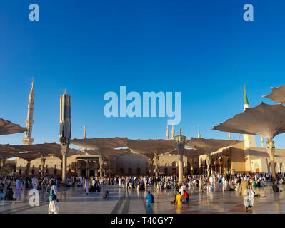 Madinah, Saudi-Arabien März 2019, Muslime an Propheten Mohammed Moschee Platz in Madinah Al-Munawarrah. Die Moschee ist eine der heiligsten Orte für mu Stockfoto