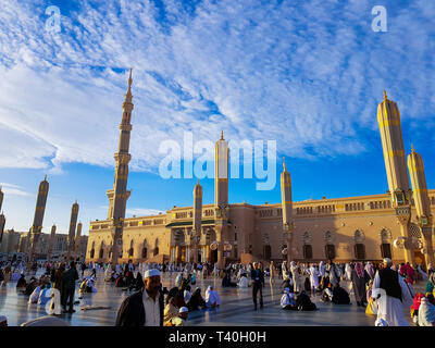 Madinah, Saudi-Arabien März 2019, Muslime an Propheten Mohammed Moschee Platz in Madinah Al-Munawarrah. Die Moschee ist eine der heiligsten Orte für mu Stockfoto