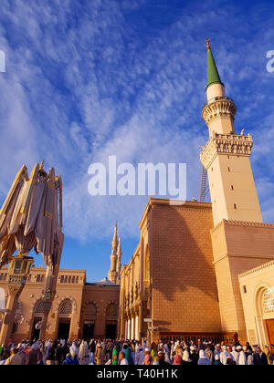 Madinah, Saudi-Arabien März 2019, Muslime an Propheten Mohammed Moschee Platz in Madinah Al-Munawarrah. Die Moschee ist eine der heiligsten Orte für mu Stockfoto