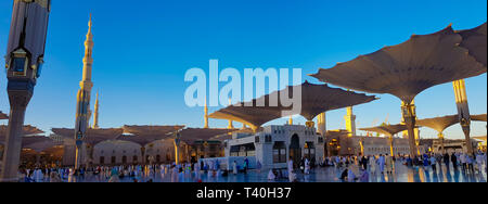 Madinah, Saudi-Arabien März 2019, Muslime an Propheten Mohammed Moschee Platz in Madinah Al-Munawarrah. Die Moschee ist eine der heiligsten Orte für mu Stockfoto