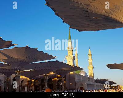 Madinah, Saudi-Arabien März 2019, Muslime an Propheten Mohammed Moschee Platz in Madinah Al-Munawarrah. Die Moschee ist eine der heiligsten Orte für mu Stockfoto