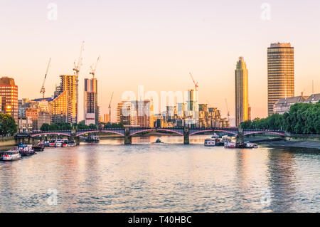 LONDON, GROSSBRITANNIEN, 16. SEPTEMBER 2018: Blick auf die Themse bei Sonnenuntergang Stockfoto