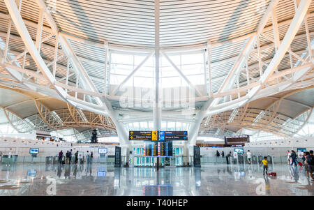 DENPASAR, Indonesien - ca. März 2019: Abflughalle im Bali Gusti Ngurah Rai International Airport allgemein als Internationalen Flughafen Denpasar bekannt Stockfoto