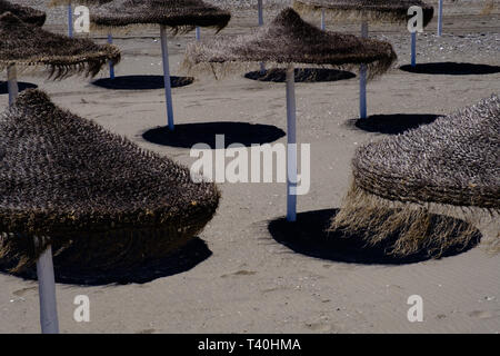 Sonnenschirme am Strand von Torrox Costa, Axarquia, Andalusien, Spanien, Europa Stockfoto