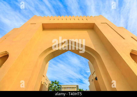 Ansicht von unten auf das große Eingangstür Katara Cultural Village oder das Tal der Kulturen in Doha West Bay District, Katar. Naher Osten, Arabische Halbinsel. Stockfoto