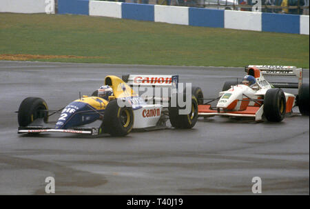 1993 europäischen Grand Prix von Donington. Alain Prost in Williams Renault FW 15 C führt Derek Warwick in der beinarbeit Mugen FA 14. Stockfoto