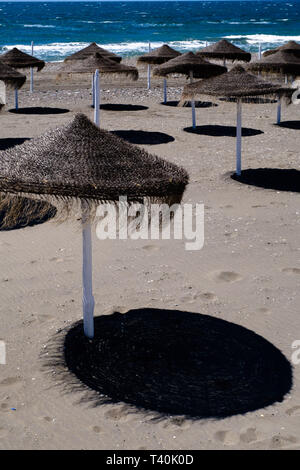 Sonnenschirme am Strand von Torrox Costa, Axarquia, Andalusien, Spanien, Europa Stockfoto